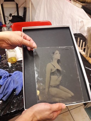 » #8/9 « / Wet plate collodion photo on glass / Blog-Beitrag von <a href="https://strkng.com/de/model/lysann/">Model Lysann</a> / 03.04.2018 13:02 / Alternative Techniken