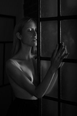 praying again / Stimmungen / monochrome,stimmungen,portrait,diefotolounge,fenster,window,nude