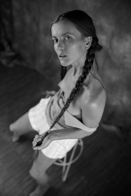 » #5/7 « / Pigtailed beauty / Blog-Beitrag von <a href="https://strkng.com/de/fotograf/frankpfeifferphoto/">Fotograf FrankPfeifferPhoto</a> / 04.08.2024 00:35 / Fine Art / nude,fineart,topless,baw