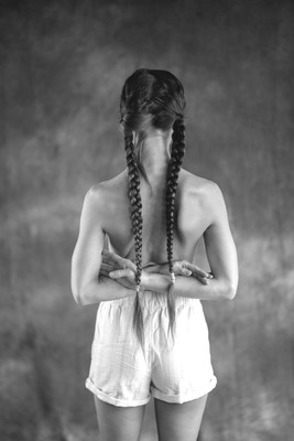 » #7/7 « / Pigtailed beauty / Blog-Beitrag von <a href="https://strkng.com/de/fotograf/frankpfeifferphoto/">Fotograf FrankPfeifferPhoto</a> / 04.08.2024 00:35 / Fine Art / baw,fineart,girl